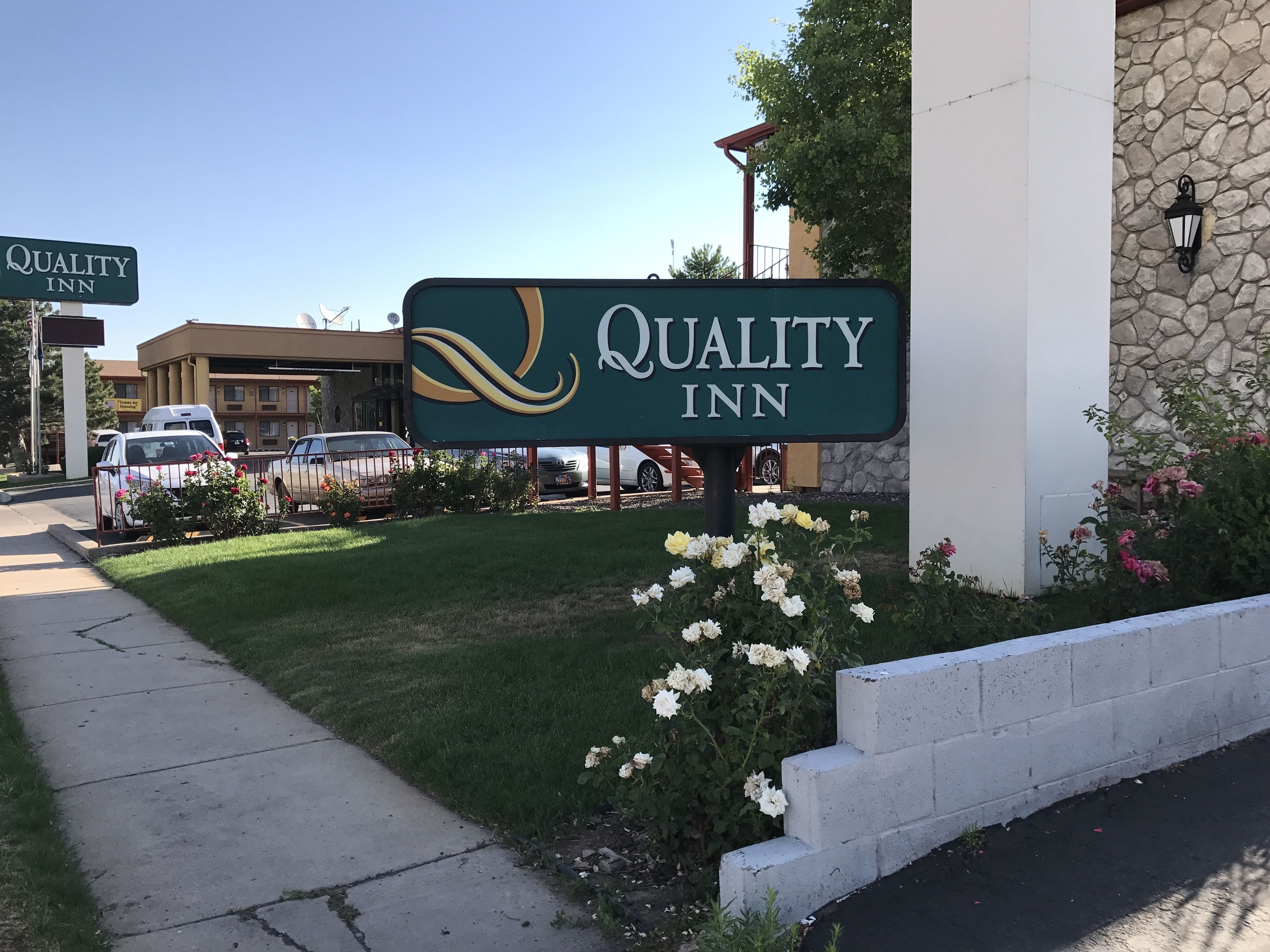 Placa da Quality Inn, com boa visibilidade do edifício ao fundo.
