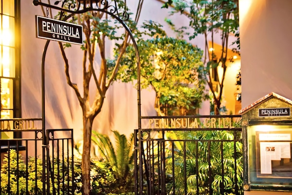 Se sirven desayunos, cenas y cocina americana con vista al jardín