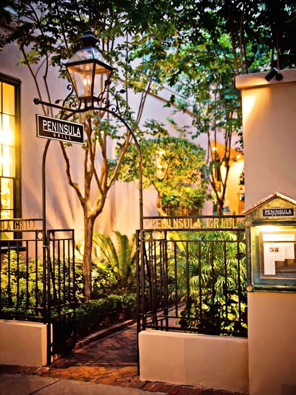 Breakfast, dinner served; American cuisine, garden views 