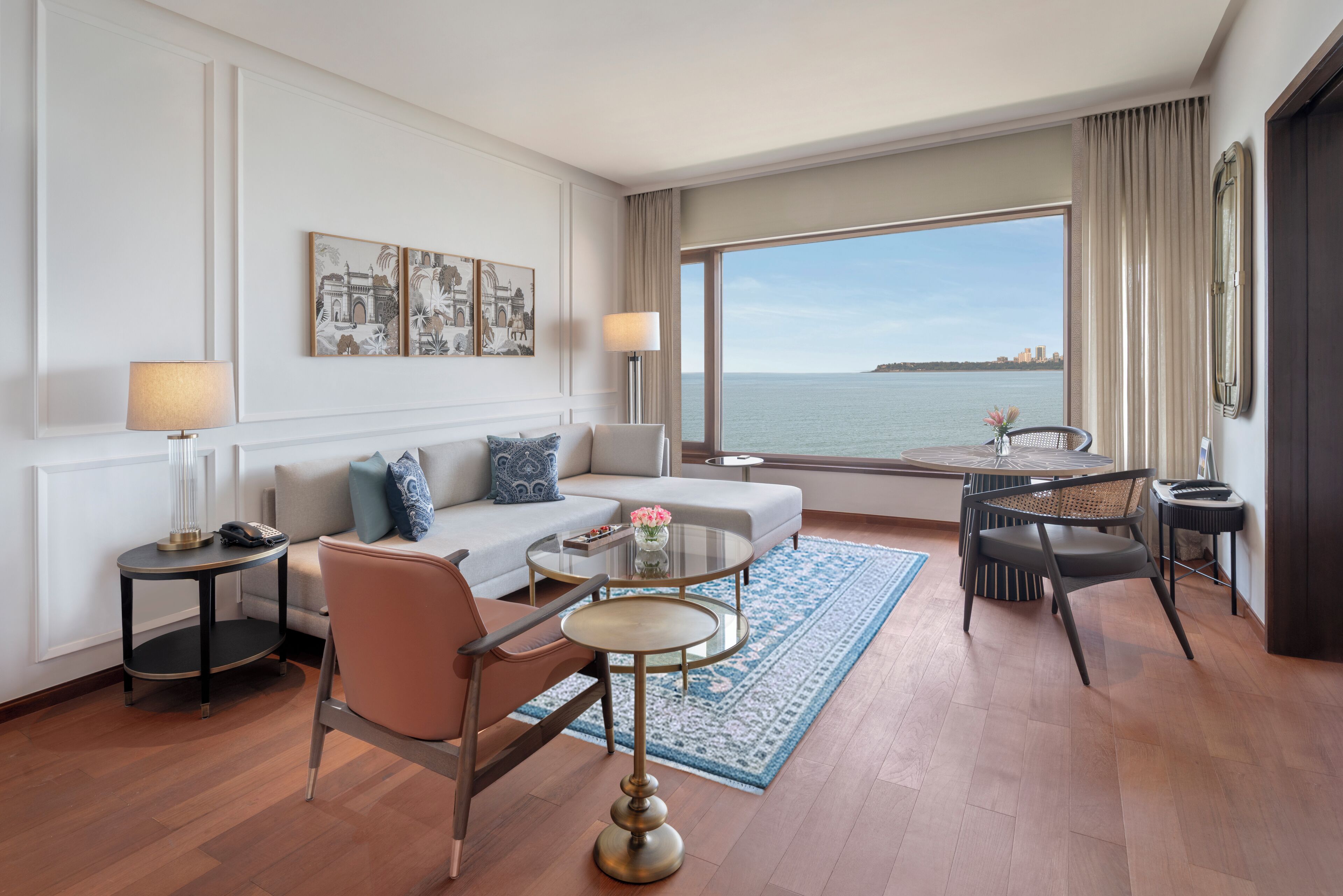 Suíte premier, 1 cama King (Queens Necklace View) | Área de estar | TV LCD 40 polegadas com canais digitais, TV, dock para iPod