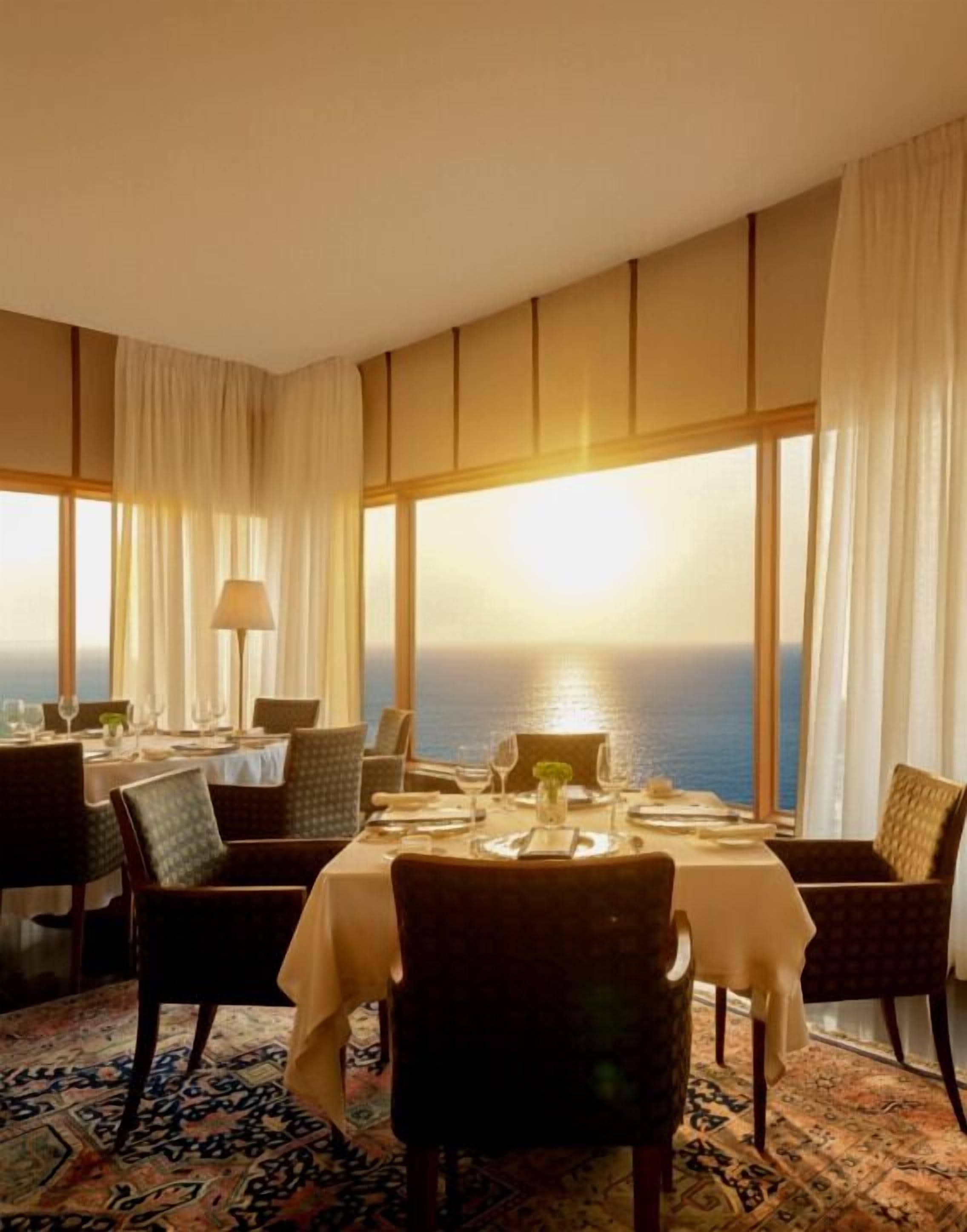 3 restaurants; breakfast, lunch, and dinner served
