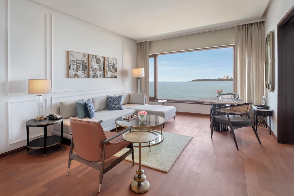 Suite – premier, utsikt mot bukt | Sengetøy i egyptisk bomull, sengetøy av topp kvalitet og minibar