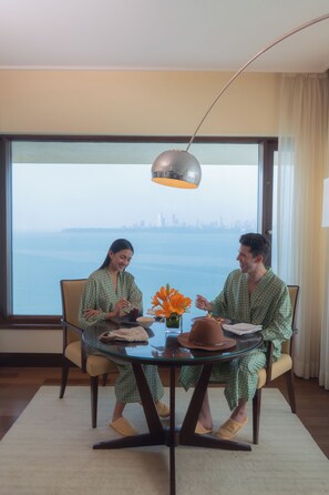 Egyptian cotton sheets, premium bedding, minibar, in-room safe - The Oberoi Mumbai (Mumbai)