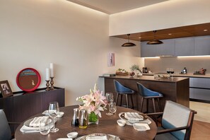 Bay View Residential Suite | Egyptian cotton sheets, premium bedding, minibar, in-room safe - The Oberoi Mumbai (Mumbai)