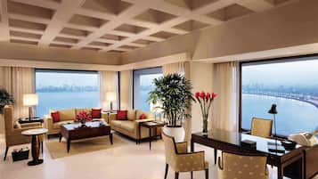 Premier Suites | Vardagsrum | 40-tums LCD-tv med digitalkanaler, tv och en iPod-dockningsstation