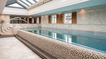 Piscine couverte, chaises longues