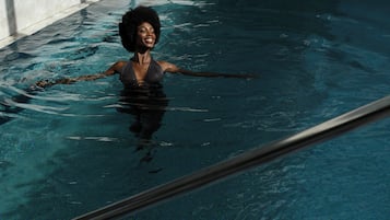 Piscine couverte, chaises longues
