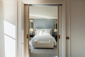 Premium bedding, memory-foam beds, minibar, in-room safe - Four Seasons Hotel des Bergues Geneva (Geneva)