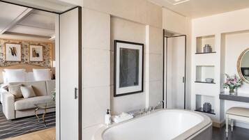 Un baño moderno con una bañera independiente, un tocador con espejo y una zona de ducha.