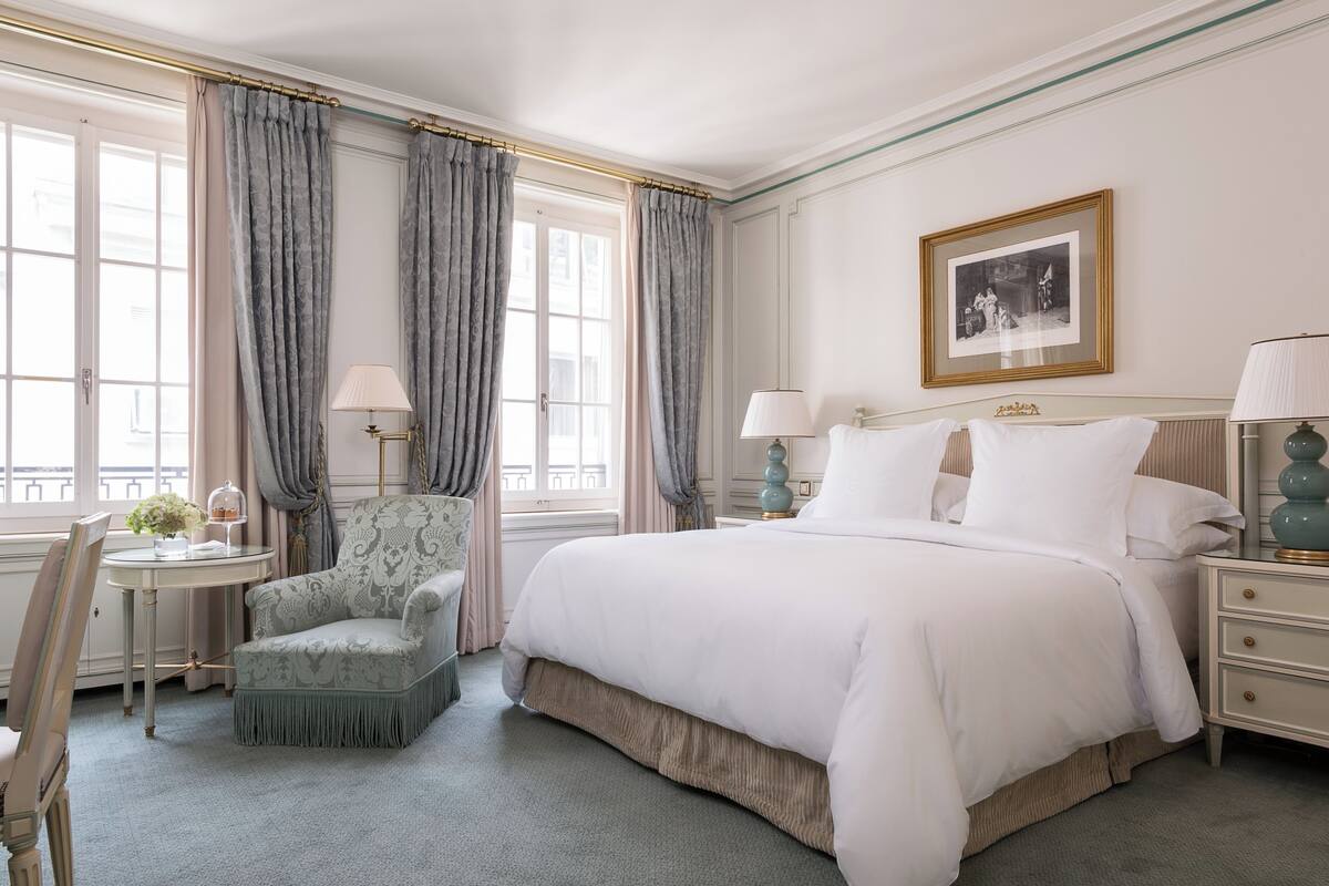 Literie de qualité supérieure, matelas mémoire de forme, minibar