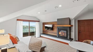 Junior Suite (Waterfall) | Hypo-allergenic bedding, pillow-top beds, in-room safe, desk