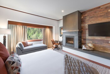 Hypo-allergenic bedding, pillowtop beds, in-room safe, desk at Salish Lodge & Spa
