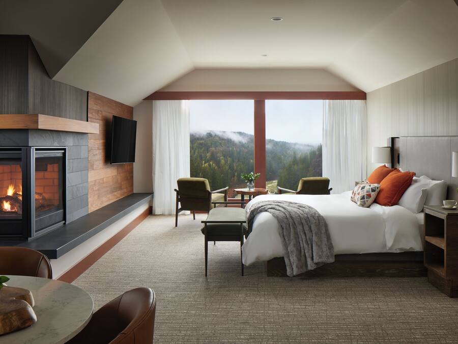 Premier Suite (Waterfall) | Hypo-allergenic bedding, pillow-top beds, in-room safe, desk