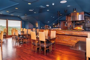 2 restaurants, serveren ontbijt