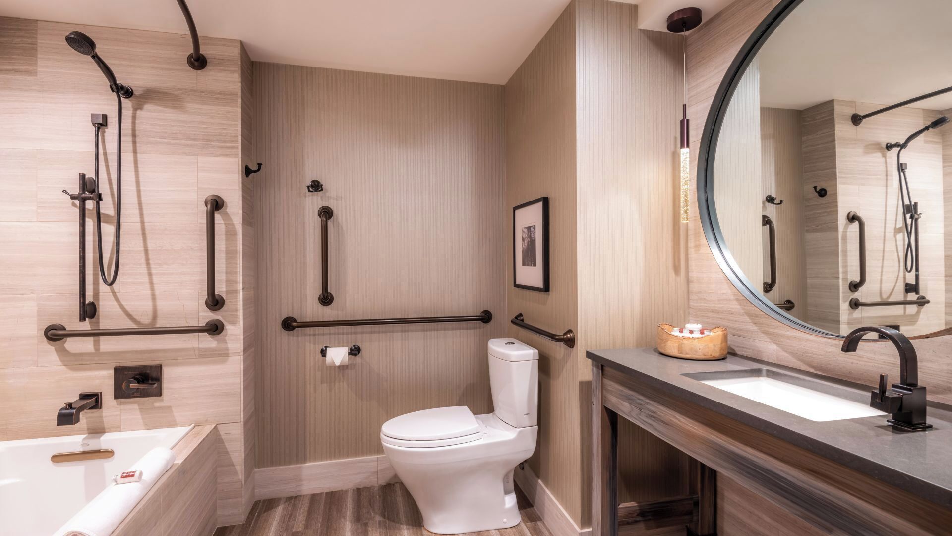 Une salle de bain moderne équipée d’une douche, de toilettes et d’un lavabo.