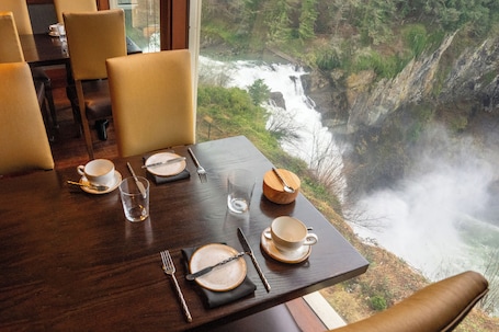 2 restaurants, breakfast served. Salish Lodge & Spa