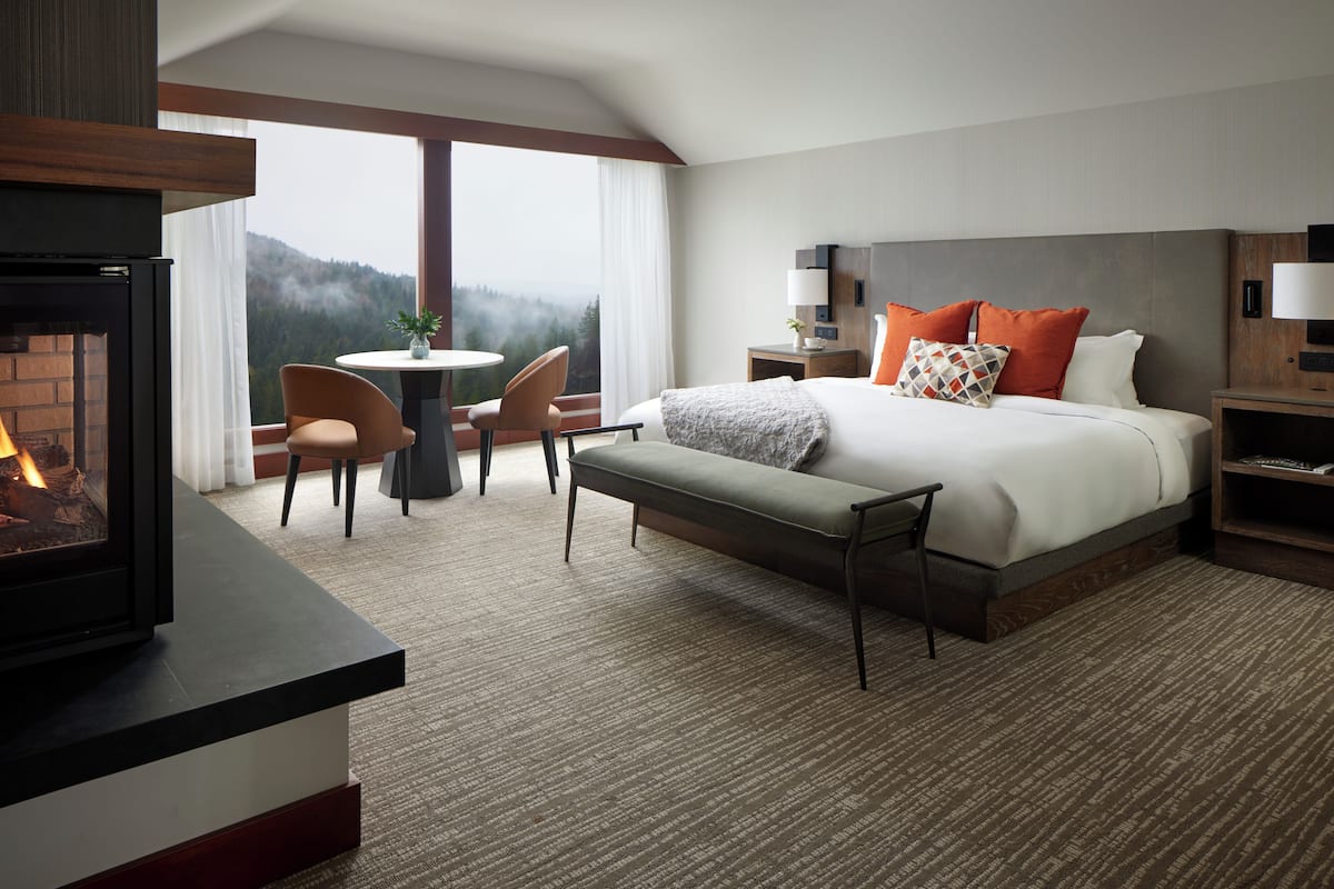 Deluxe Suite (Waterfall) | Hypo-allergenic bedding available, pillowtop beds, in-room safe, desk