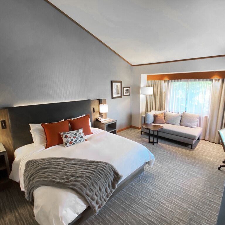 Club Room, 1 King Bed (Spa Level Riverside, 268 Access) | Hypo-allergenic bedding, pillowtop beds, in-room safe, desk