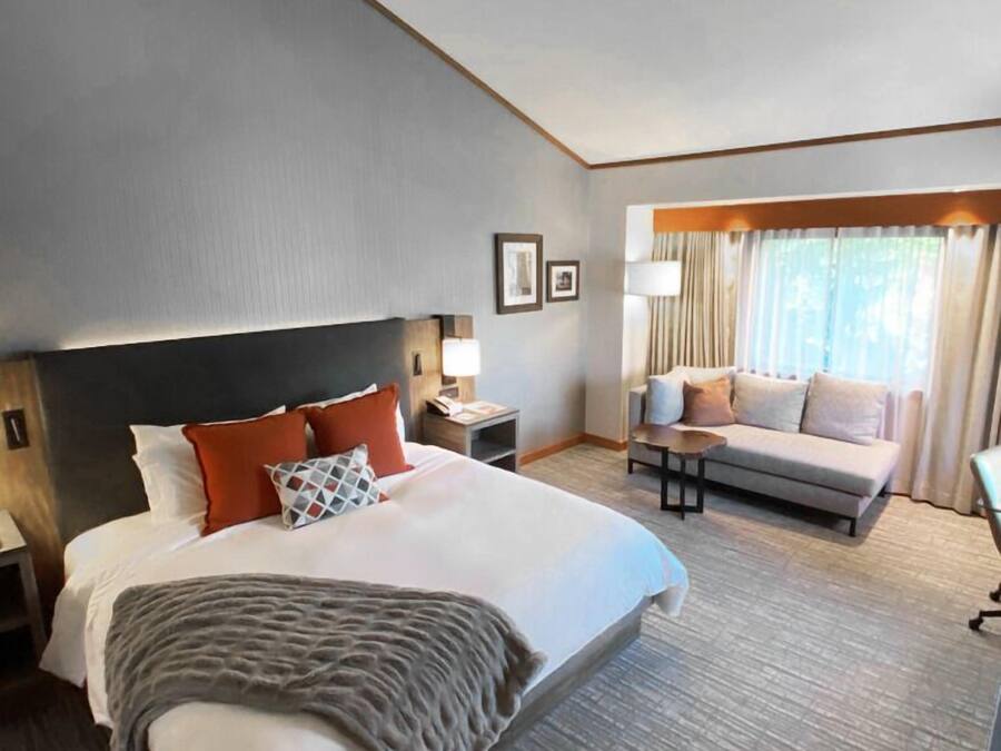 Club kamer, 1 kingsize bed (Spa Level Riverside, 268 Access) | Hypoallergeen beddengoed, pillowtop-bedden, een kluis op de kamer