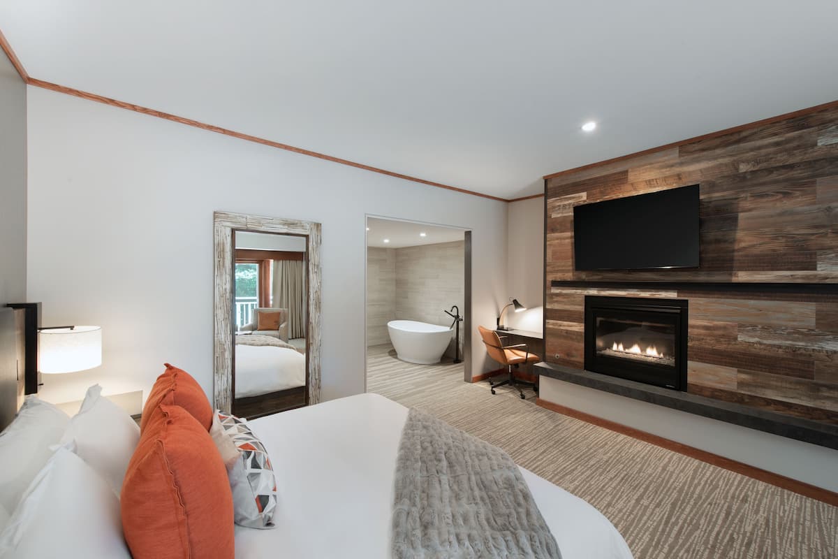 Premier Room, 1 King Bed | Hypo-allergenic bedding available, pillowtop beds, in-room safe, desk