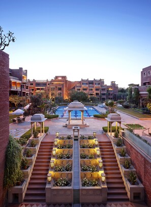 Una piscina al aire libre, camas de piscina gratis, sombrillas