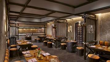 2 restaurants, breakfast, lunch served; local and international cuisine