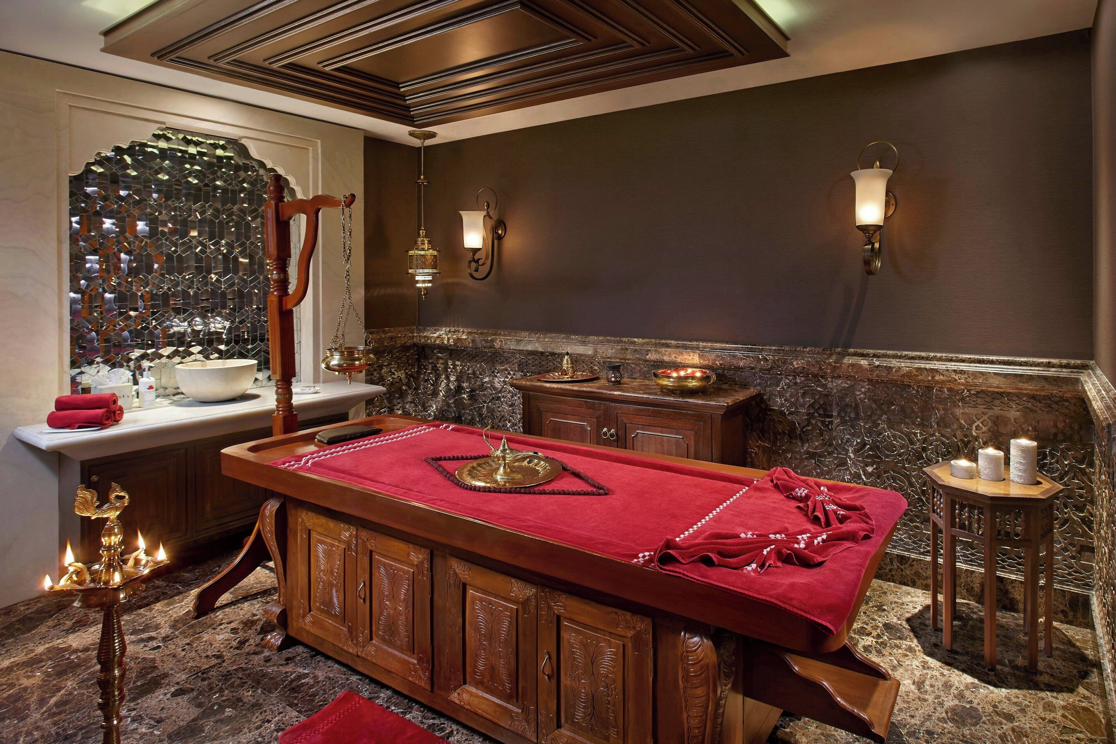 Badstue, dampbad, kroppsbehandlinger og massasje med varme steiner