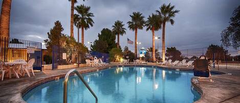 Una piscina al aire libre de temporada (de 08:00 a 20:00), sombrillas