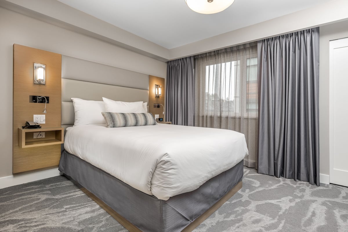 套房, 1 张大床和 1 张沙发床 (Coast Queen Suite) | 1 多间卧室、加厚床垫、客房内保险箱、遮光窗帘