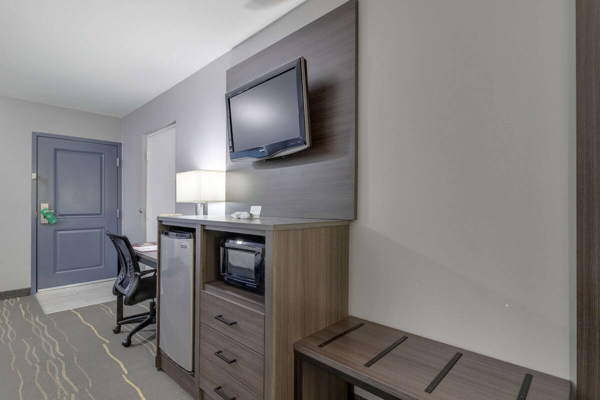 standard room, 2 queen beds, non smoking | desk, blackout curtains, iron/ironing board, free wifi