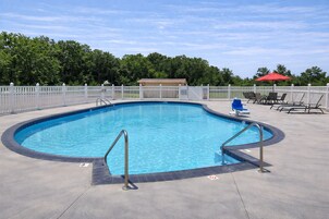 Una piscina al aire libre de temporada