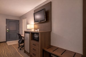 Escritorio, cortinas opacas, tabla de planchar con plancha y wifi gratis