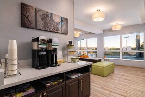 بوفيه فطور مجانًا يوميًا