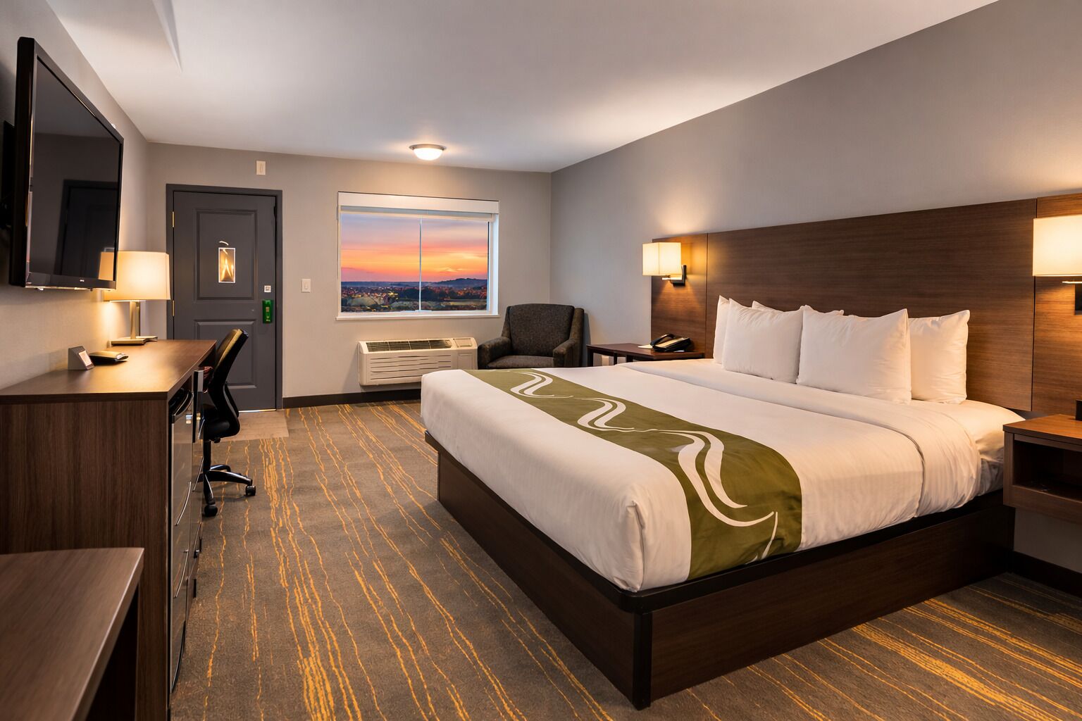 Bàn, màn/rèm cản sáng, bàn ủi/dụng cụ ủi quần áo 