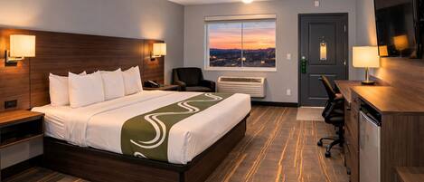 Escritorio, cortinas blackout y tabla de planchar con plancha