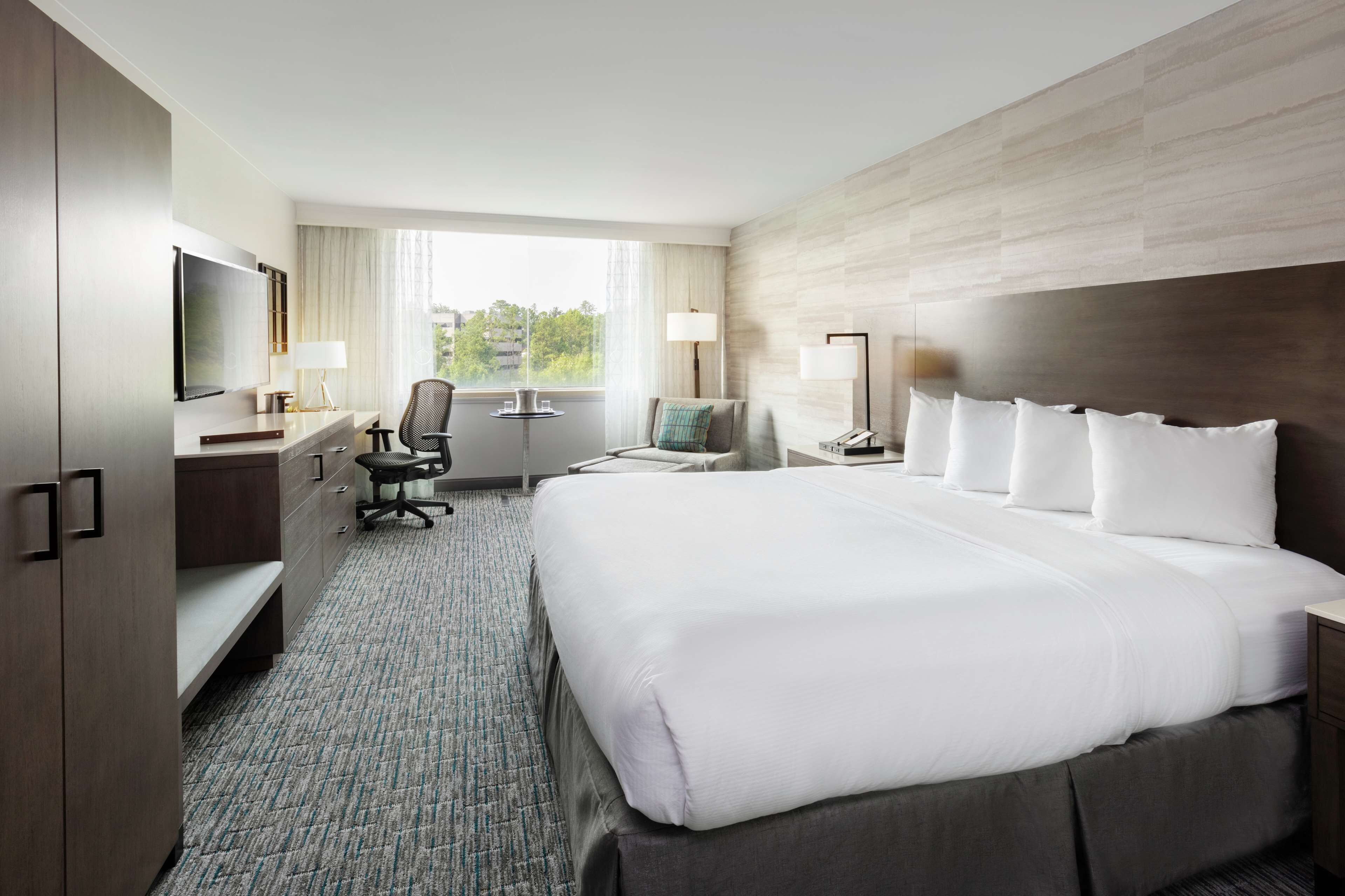 Habitación, 1 cama de matrimonio grande (Mobility & Hearing, Roll-In Shower) | Ropa de cama de alta calidad y colchones con acolchado adicional