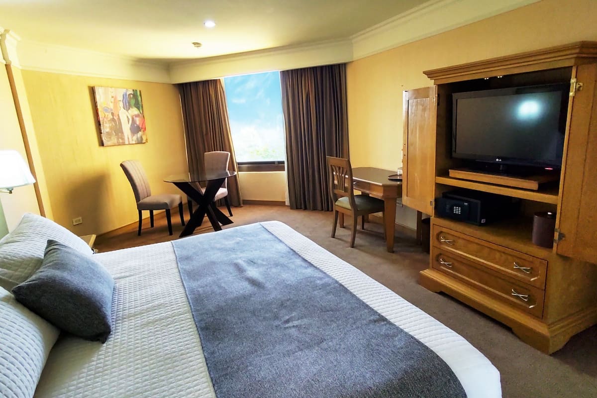 Deluxe Room, 1 King Bed | 20 bedrooms, premium bedding, down comforters, pillowtop beds