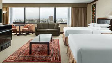 Suite junior, 2 camas matrimoniales, vista a la ciudad | Ropa de cama de alta calidad, edredón y minibar