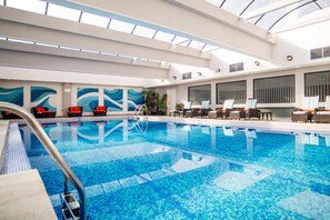 Una piscina cubierta