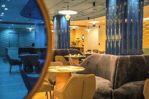 3 restaurants, breakfast, lunch, dinner served; international cuisine  - Delta Hotels by Marriott San Jose Aurola (San José)