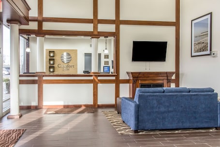 Reception. Comfort Inn Medford - Long Island