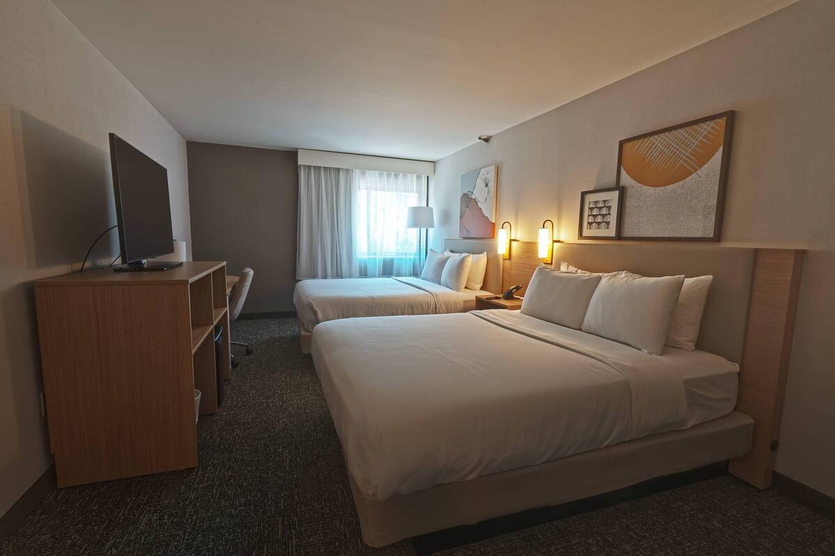 Kamer, 2 queensize bedden, niet-roken (Upgrade) | Een bureau, verduisterende gordijnen, een strijkplank/strijkijzer