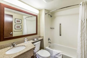 Een badkamer met een wastafel, toilet en bad.