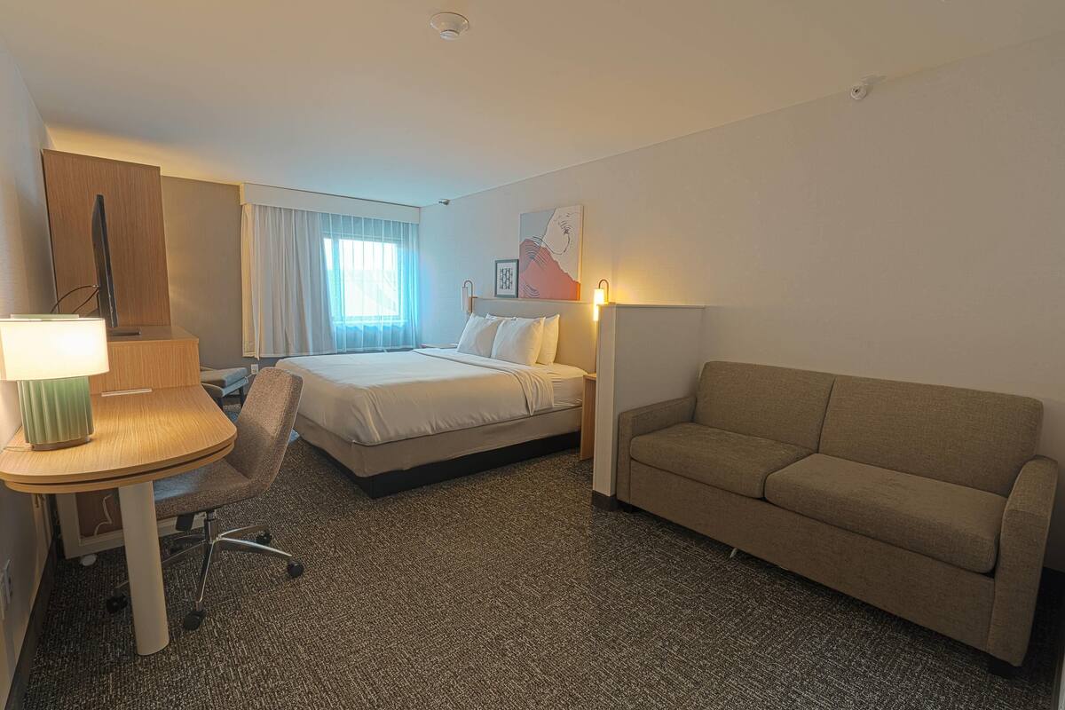 Suite, 1 cama de matrimonio grande, no fumadores (Upgrade) | Escritorio, cortinas opacas, tabla de planchar con plancha