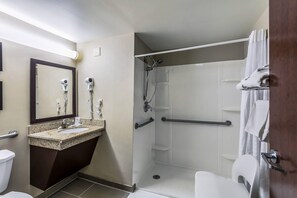 Chambre, 1 très grand lit, accessible aux personnes à mobilité réduite, non-fumeur | Salle de bain | Séchoir à cheveux, serviettes fournies
