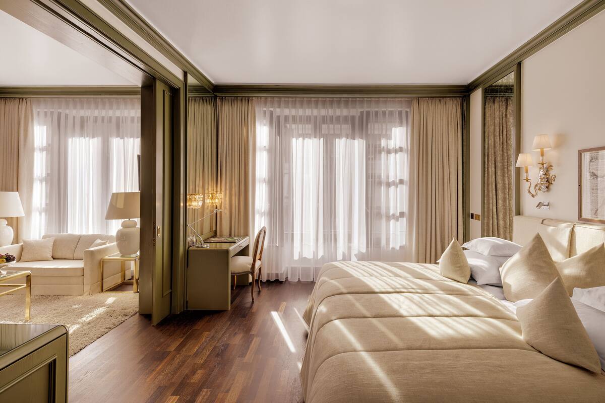 Suite Eksekutif, 1 kamar tidur | Seprai premium, minibar, brankas, dan meja kerja