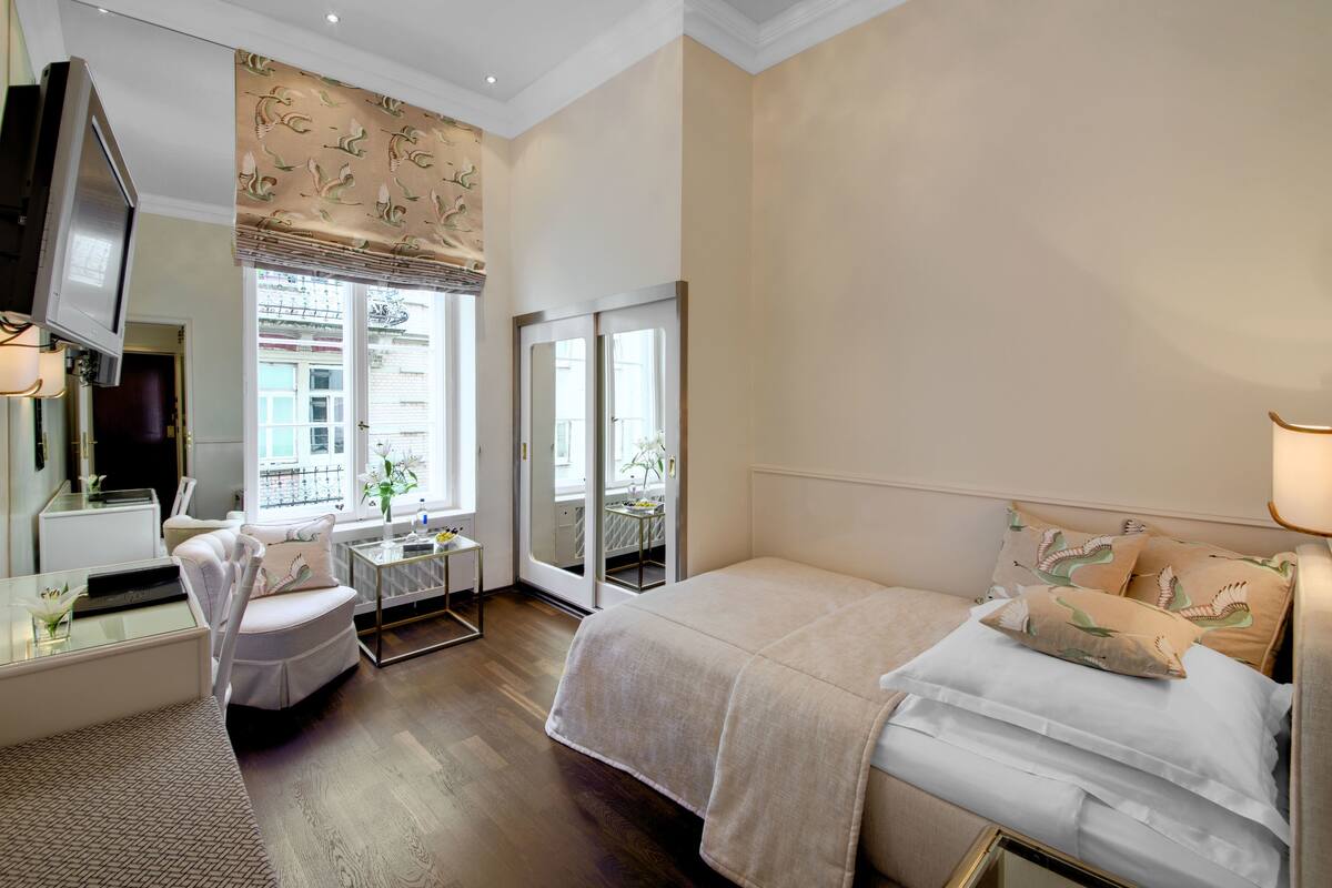 Kamar Single Standar | Seprai premium, minibar, brankas, dan meja kerja
