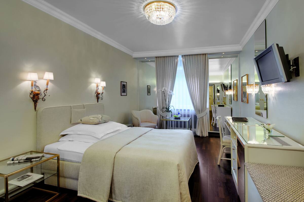 Kamar Single Comfort | Seprai premium, minibar, brankas, dan meja kerja