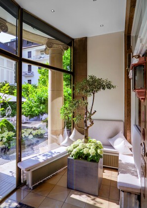 ฝ่ายต้อนรับ