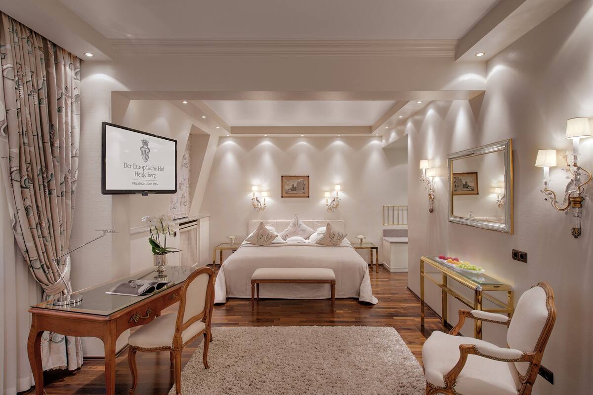 Suite Junior | Seprai premium, minibar, brankas, dan meja kerja